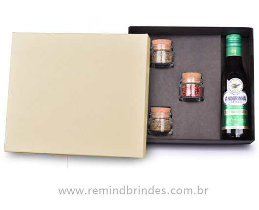Kit Queijo Personalizado com Bolsa Térmica, Tábua com Espátulas, Azeite e 3 Temperos`
