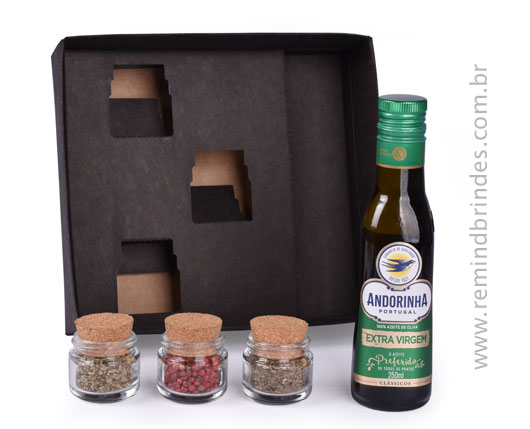 Kit Queijo Personalizado com Bolsa Térmica, Tábua com Espátulas, Azeite e 3 Temperos`