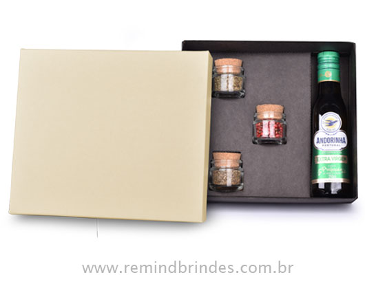 Kit Queijo Personalizado com Bolsa Térmica, Tábua com Suporte de Espátulas, Azeite e Temperos