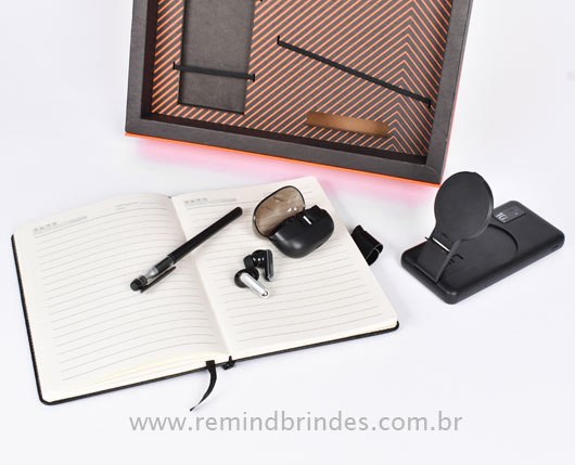Kit Onboarding Tech Executive 3 Peças com Caderneta com caneta, Carregador Indução e Fone